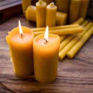 شمع روشن موم عسل برای مدیتیشن